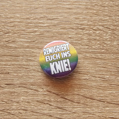 Remigriert euch ins Knie Buttonwerkstatt