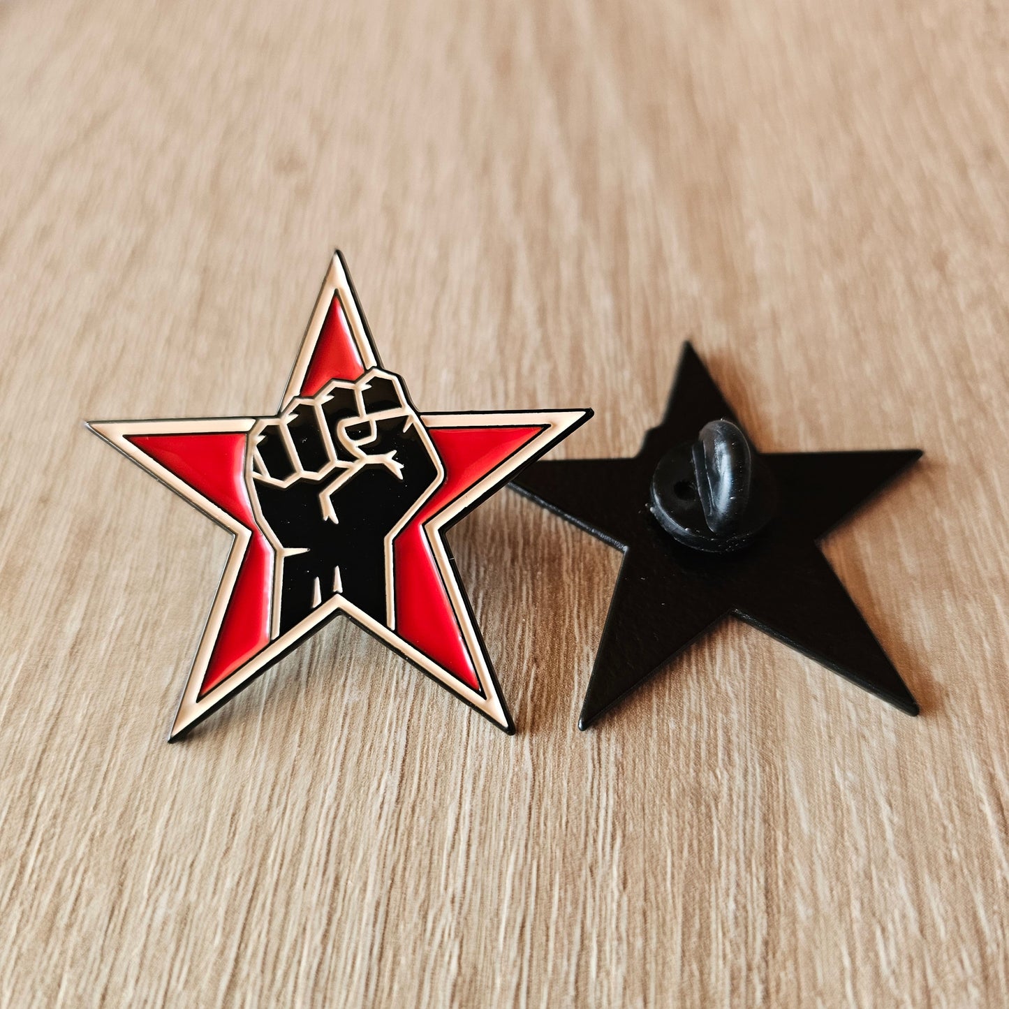 Roter Stern + Faust Pin Buttonwerkstatt