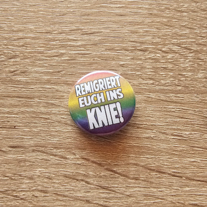 Remigriert euch ins Knie Buttonwerkstatt