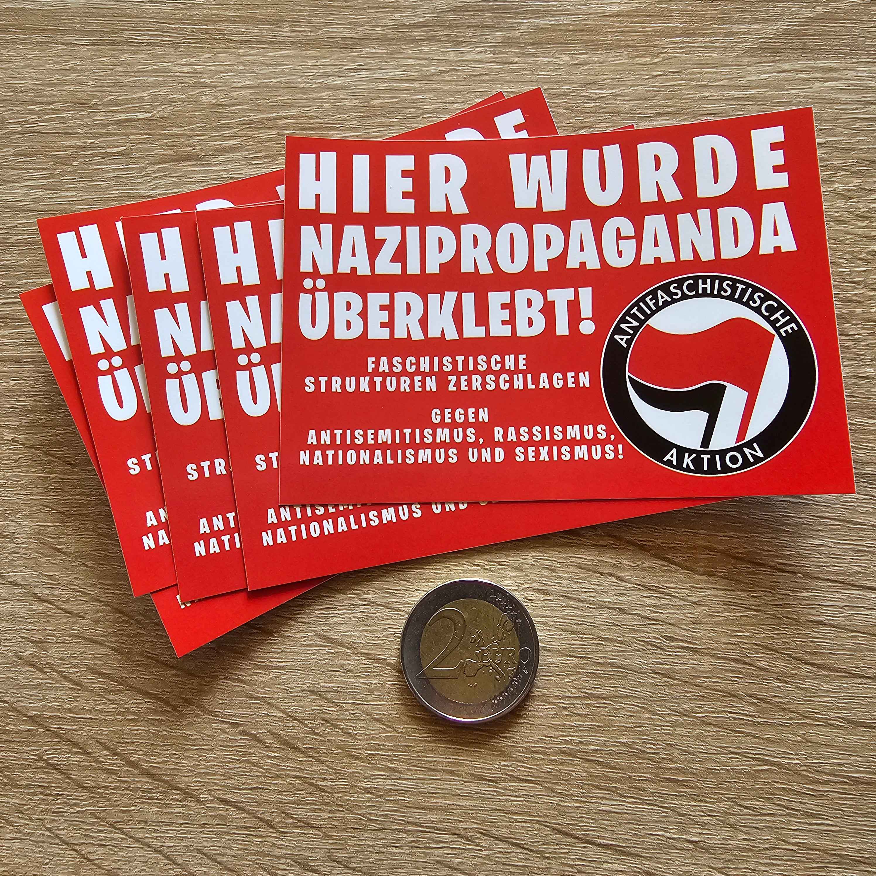 Hier wurde Nazipropaganda überklebt
