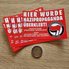 Hier wurde Nazipropaganda überklebt